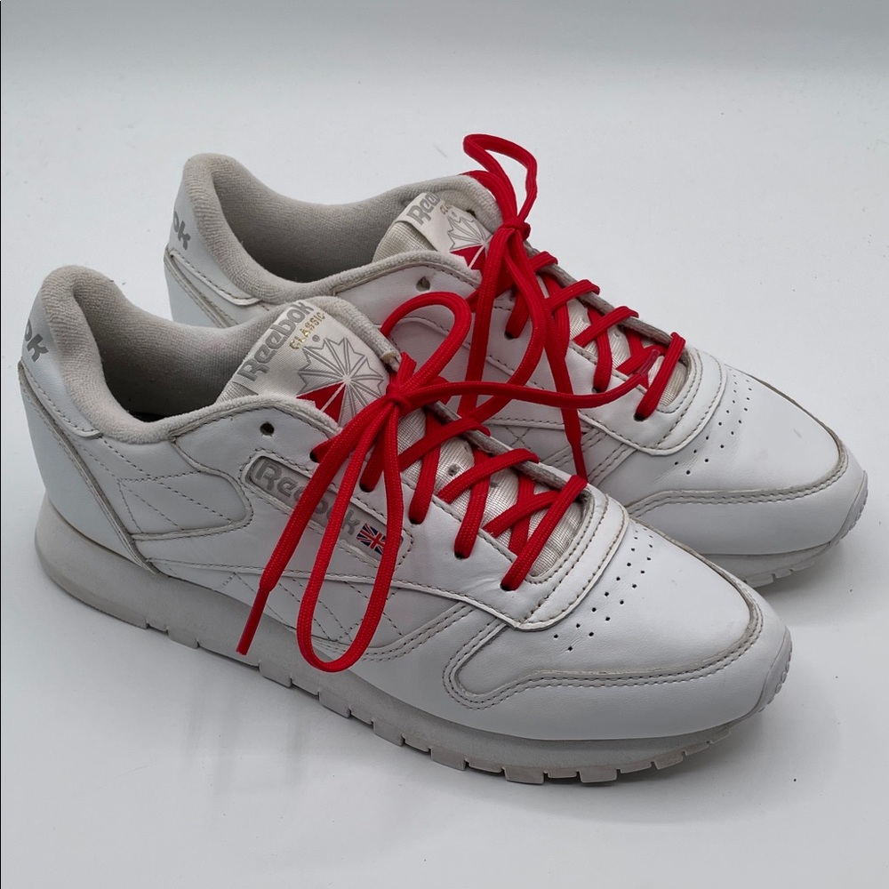 Reebok Classic Women’s 7.5 White Sneakers Red Laces